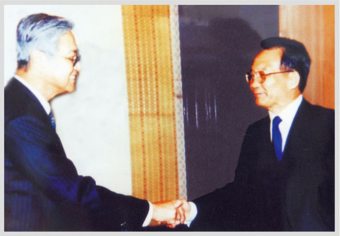 温家宝同志与福泰钢铁集团黄呈辉董事长亲切握手（发表于2009年）